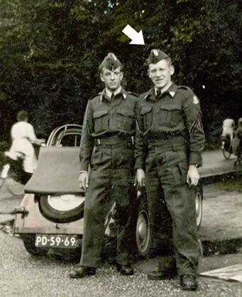 De heer Abbink uit Vriezenveen staat samen met een andere militair in uniform naast een voertuig. Een pijl wijst naar de heer Abbink.